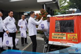 Rutan Kelas I Medan Bagikan 50 Paket Bansos kepada Tukang Becak